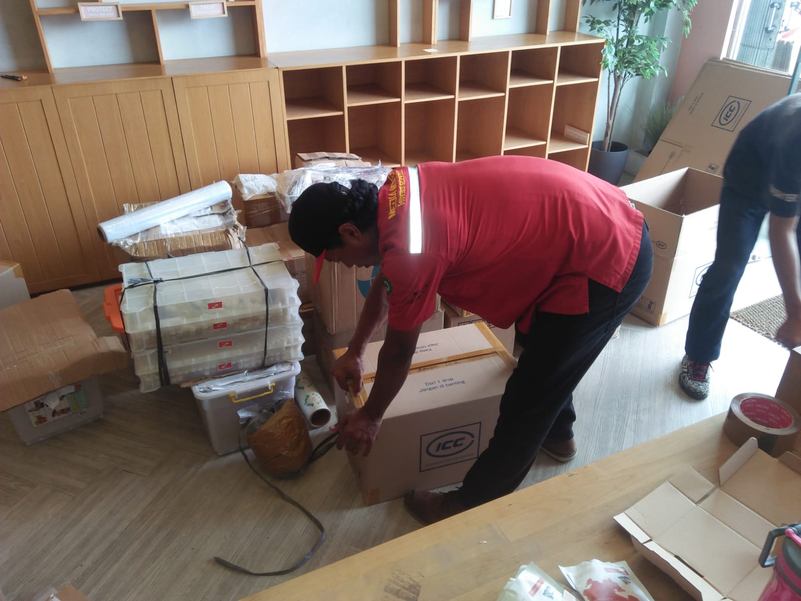 Proses packing jasa pindahan Media Mover