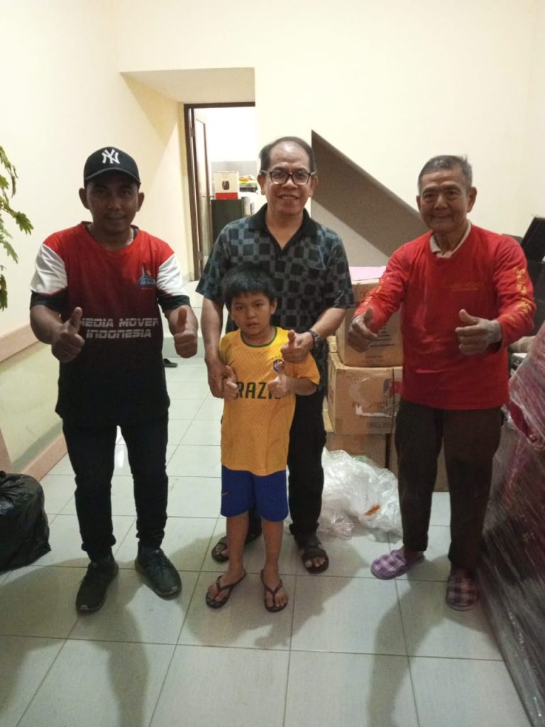 Crew Media Mover sedang melayani jasa pindahan rumah dengan packing profesional