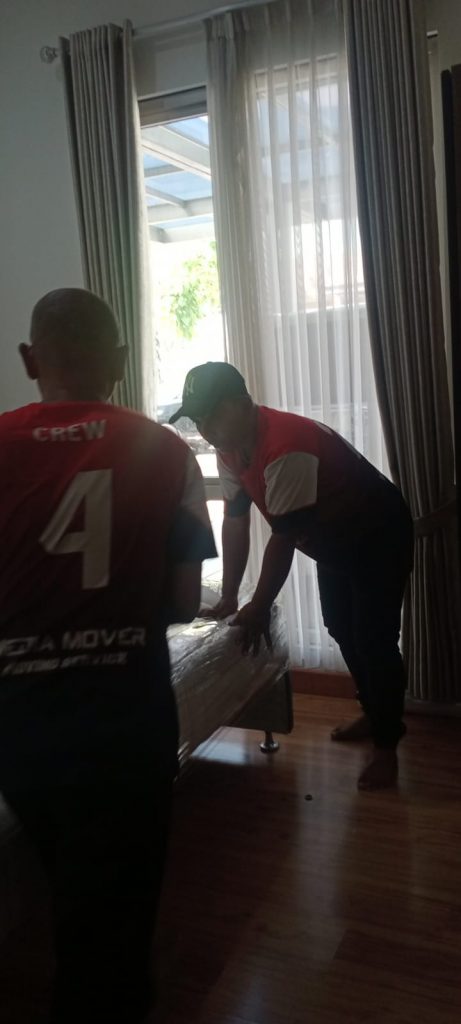 Proses packing sofa menggunakan bubble wrap oleh tim Media Mover