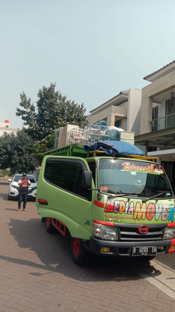 Jasa pindahan rumah Media Mover mengangkut lemari dengan aman