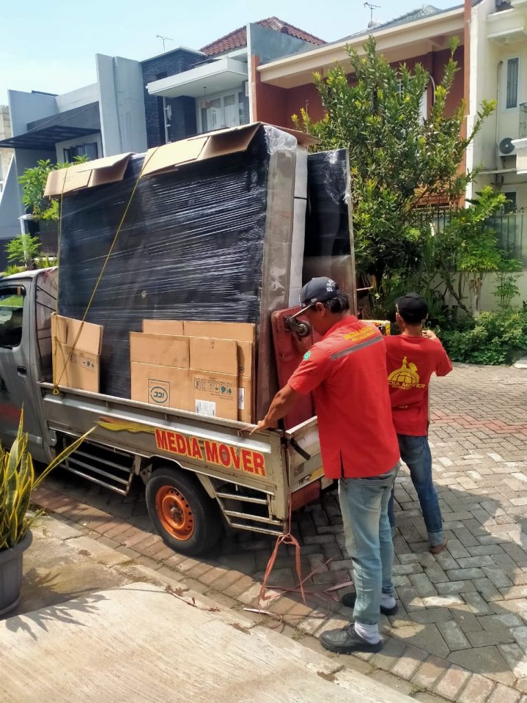 Tim Media Mover memindahkan kulkas menggunakan peralatan pengaman