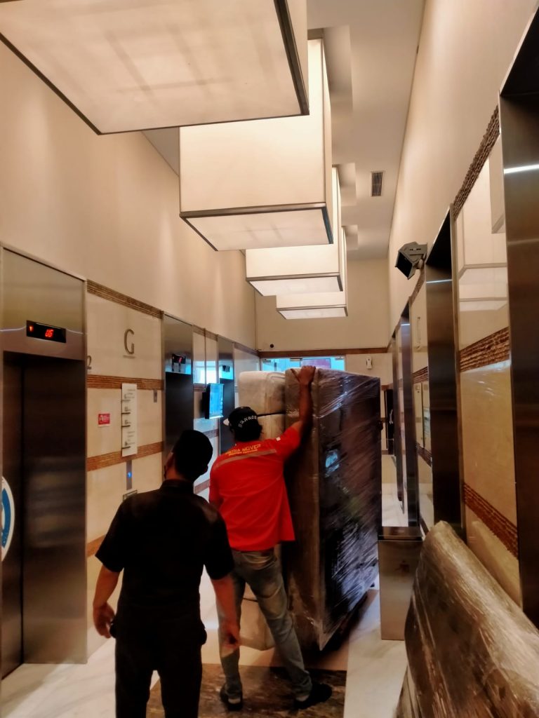 Proses pindahan kantor profesional oleh crew Media Mover di Jakarta