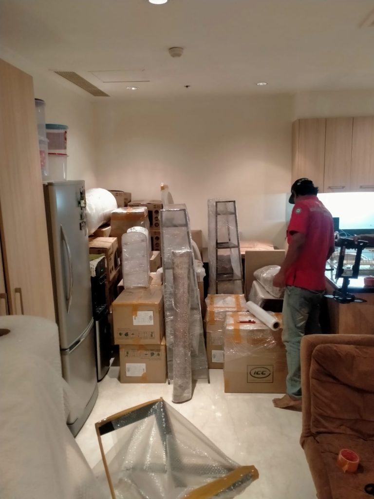 Crew Media Mover menyusun barang di dalam truk pindahan secara rapi