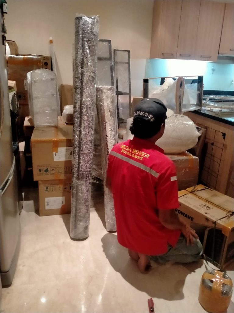 Layanan packing barang pecah belah menggunakan material berkualitas oleh Media Mover