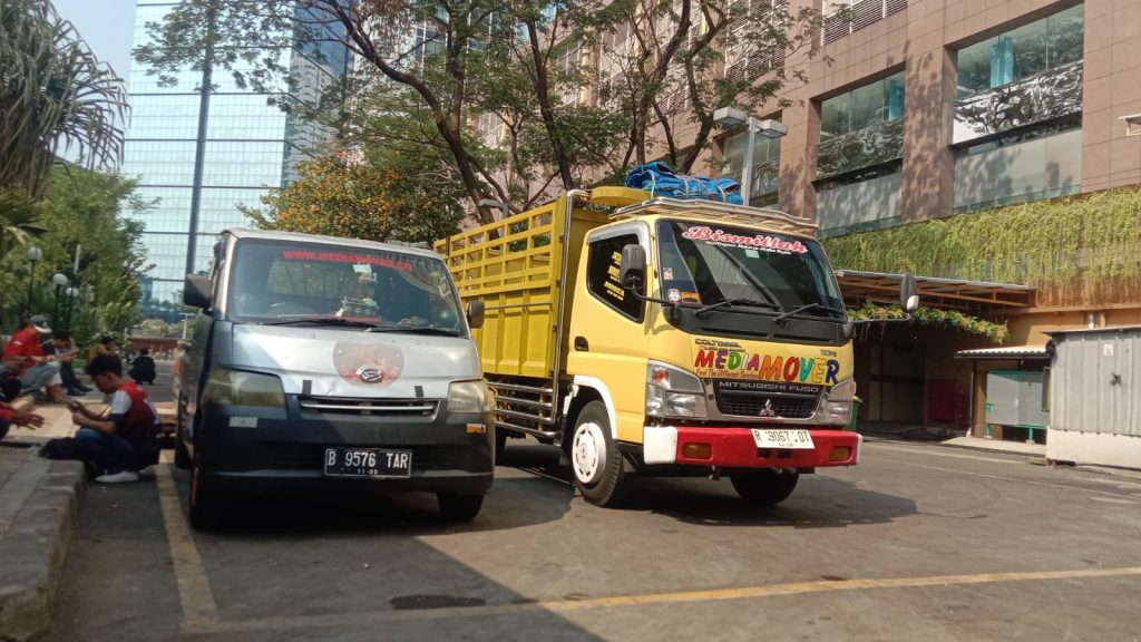 Proses bongkar muat furnitur rumah oleh tim profesional Media Mover
