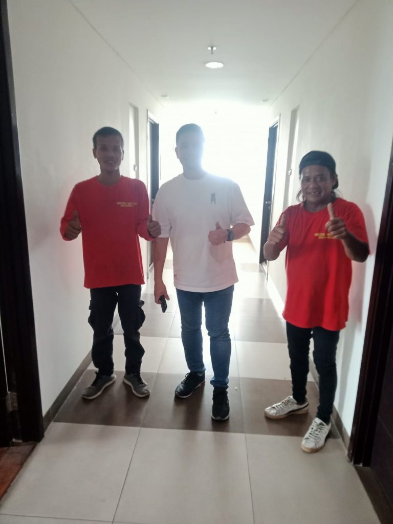 Crew Media Mover melakukan loading barang ke truk untuk pindahan rumah